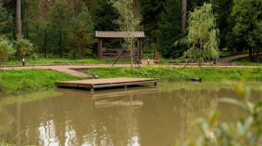 Беседки на берегу озера