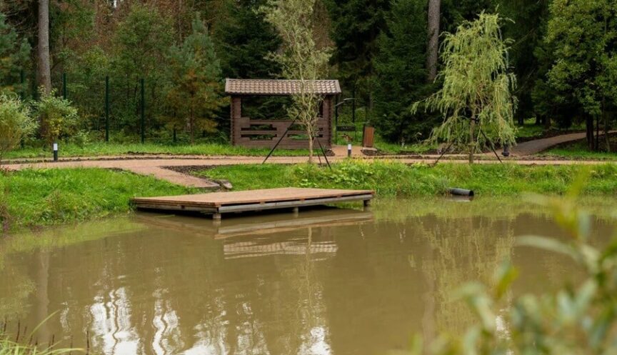 Беседки на берегу озера